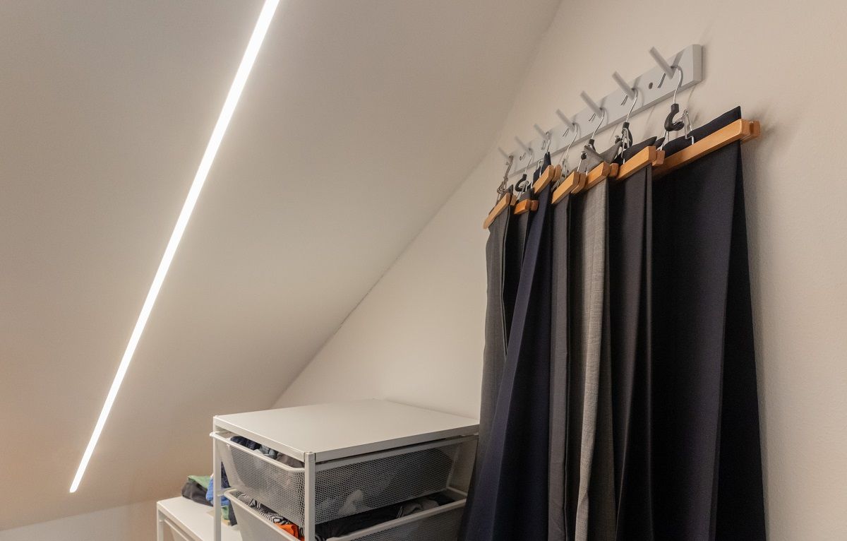 In wardrobe lighting, uniform light is provided by an LED strip in an aluminium profile. The aluminium profile is embedded in a 15 mm wide groove so that the light beam is flush with the ceiling surface.